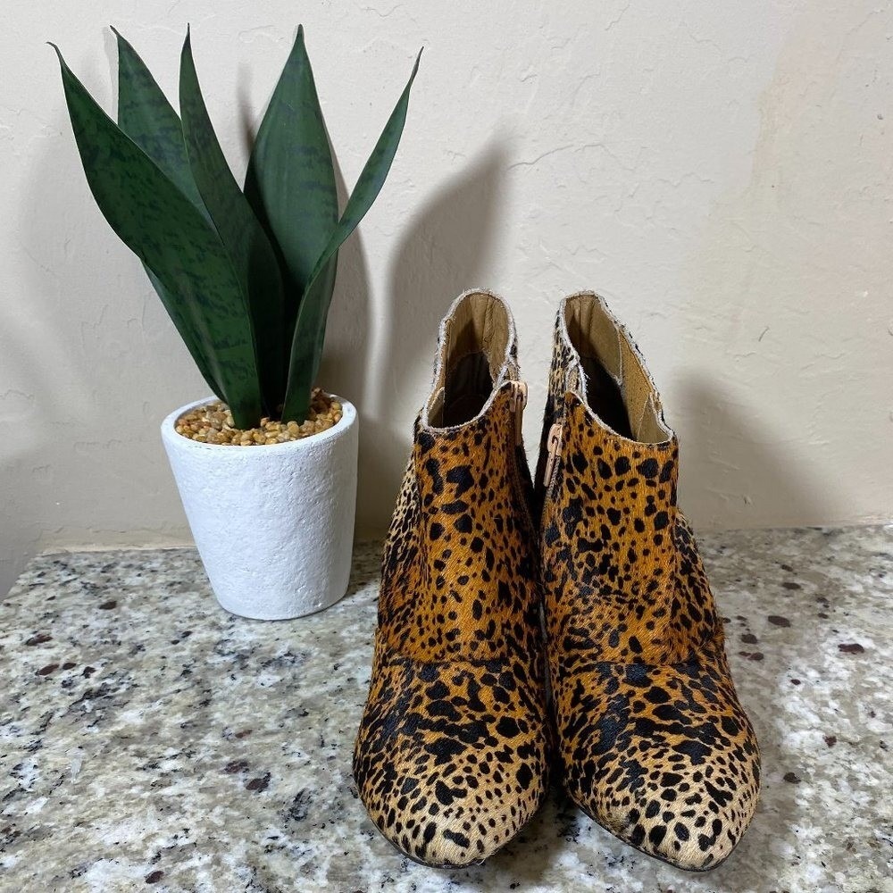 Matisse Leopard Print Calf Hair Wedge Ankle Boots Pointed Toe Brown Tan Womens 6 - Picture 2 of 6